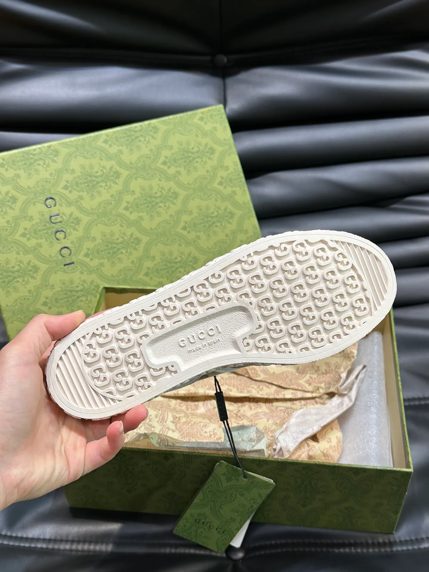 Men's shoes 💰p380 "GUCC*" Couple style 👫 lace-up canvas sneakers, crafted from light blue GG denim fabric, showing uniqueness. Classic details such as the GG printed embossed outsole, interlocking G and "Gucci" embroidery add to the glamorous style. Privately-made T men's shoes 💰pU original outsole, with exquisite details, impeccable fit, and a flat toe that has a retro feel! Customized canvas, classic double G logo, and the spring and summer color combinations are also very interesting! Size: Female 35-39. Male 38-44